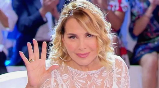 Pomeriggio 5, D'Urso travolge il paparazzo: "Aveva giurato sulla sua vita"