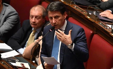Fratelli d'Italia, "Conte guarda e impara". Come stroncano l'ex premier