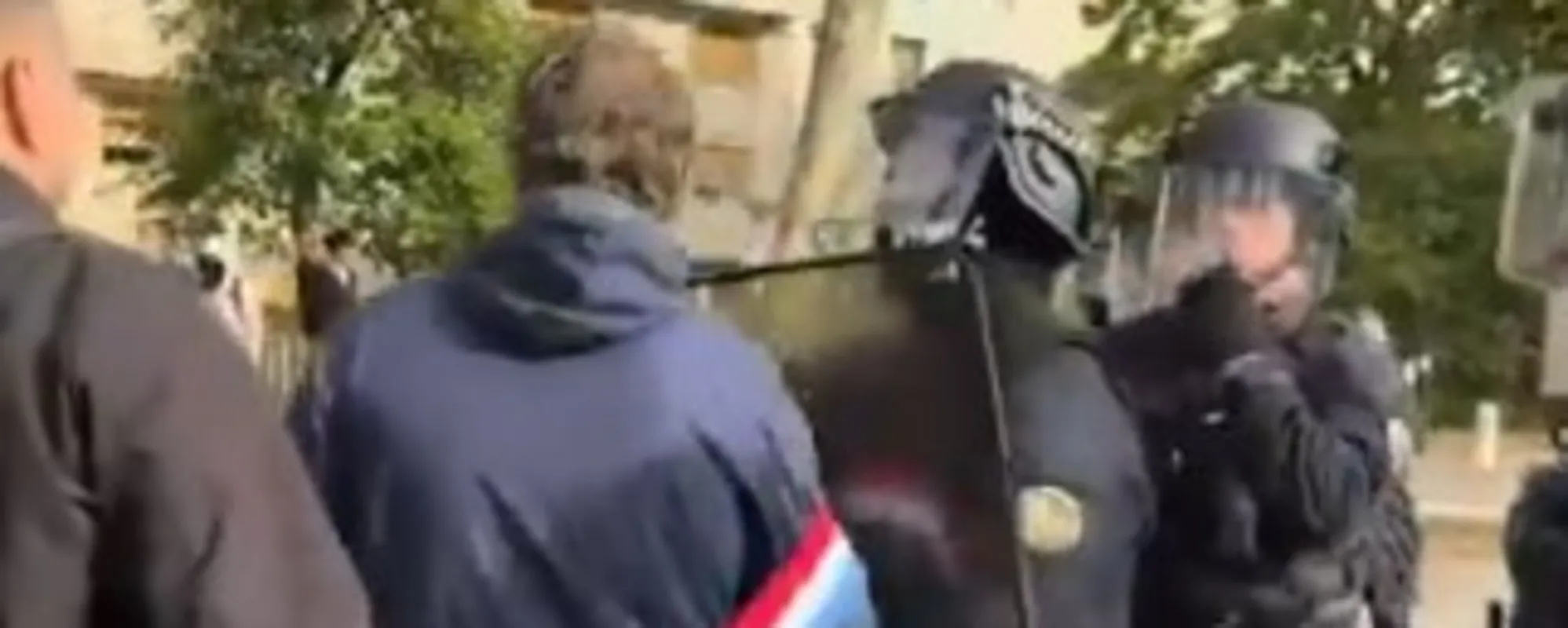 I maranza protestano? E il deputato rosso li difende: beccato a spingere i poliziotti <span style="color: rgb(153, 0, 0);">Guarda</span>
