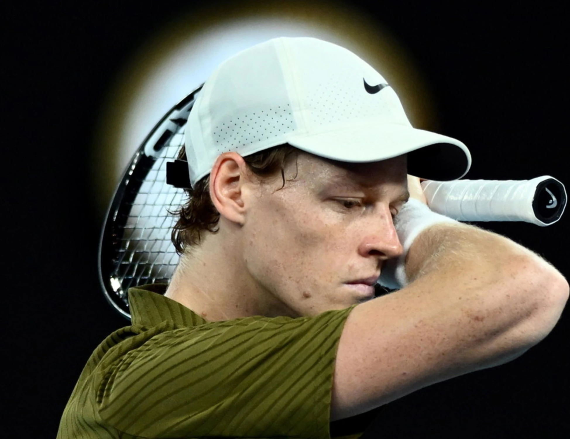 Jannik Sinner, Novak Djokovic fa l'impresa: vince in 5 set e vola in finale