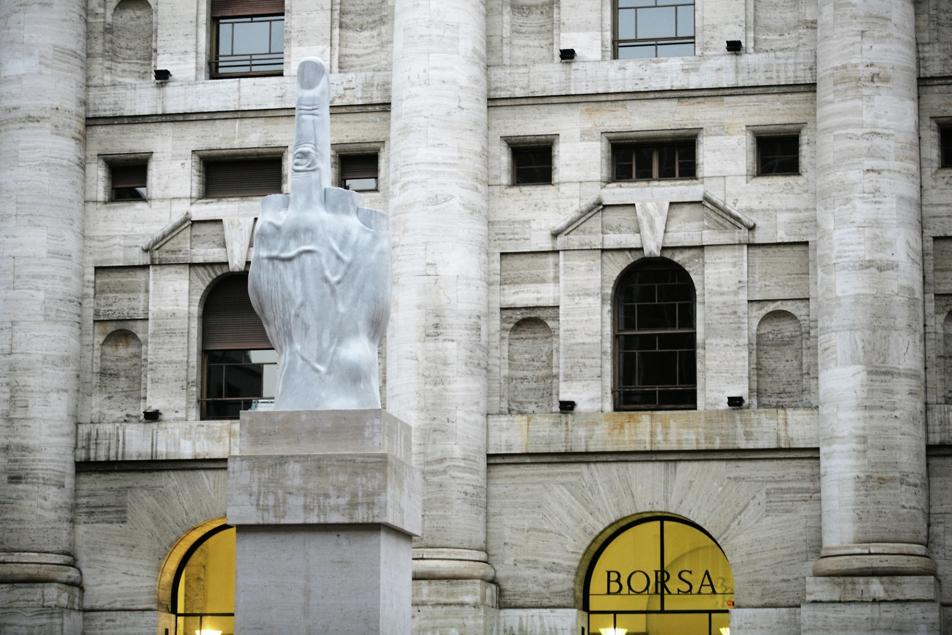 Borsa, cecchini in azione. Ecco quali titoli affondano: chi rischia di perdere tutto