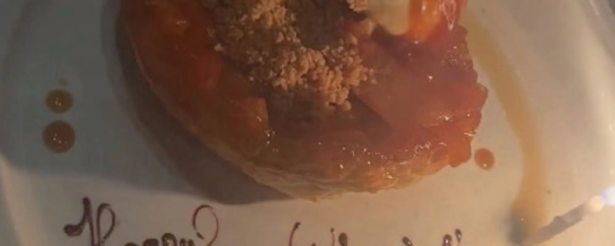 L'offesa scritta sul piatto al ristorante, compleanno rovinato