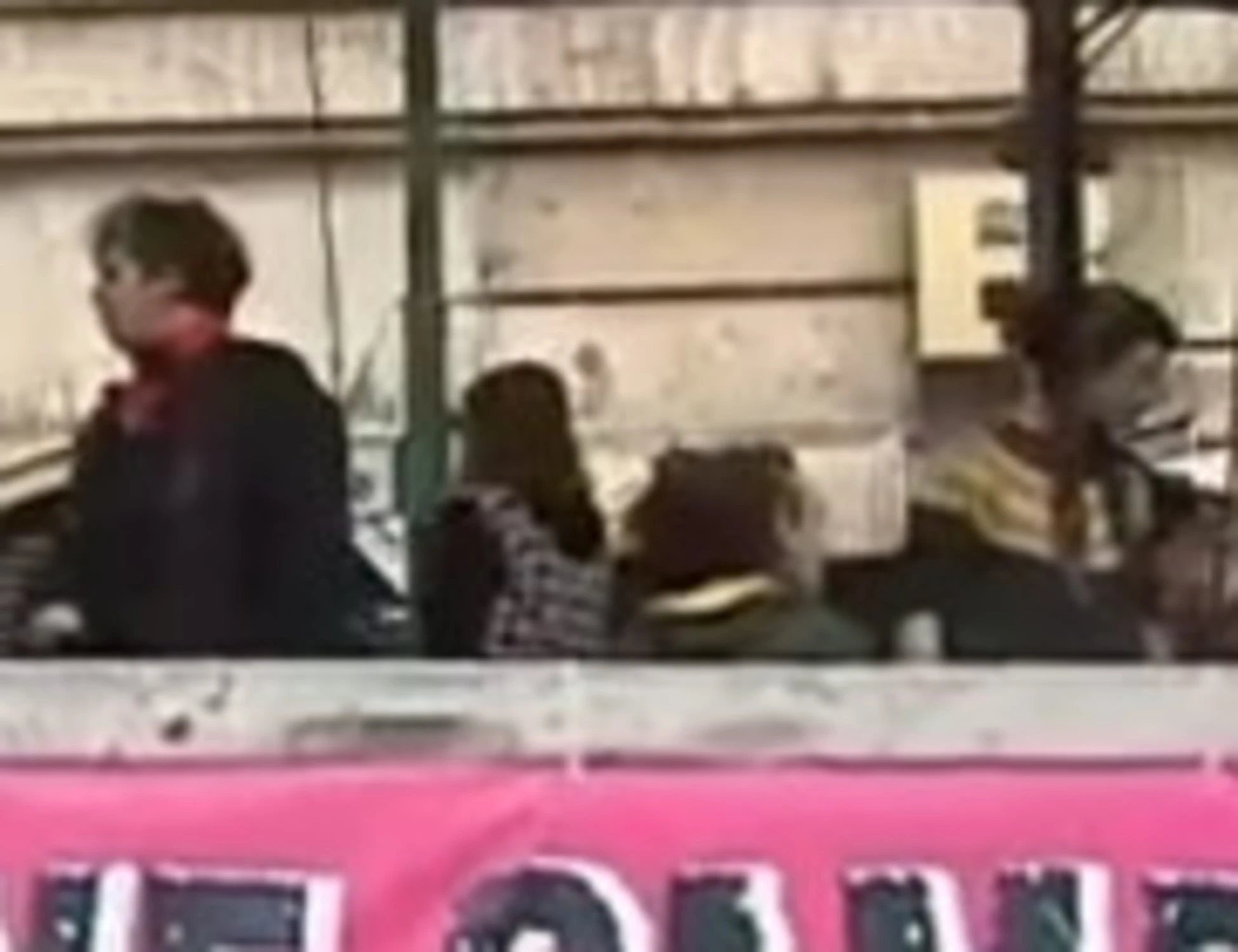 Roma, scoppia la lite tra femministe al corteo: "Sì alla guerra", "Avete sbagliato"