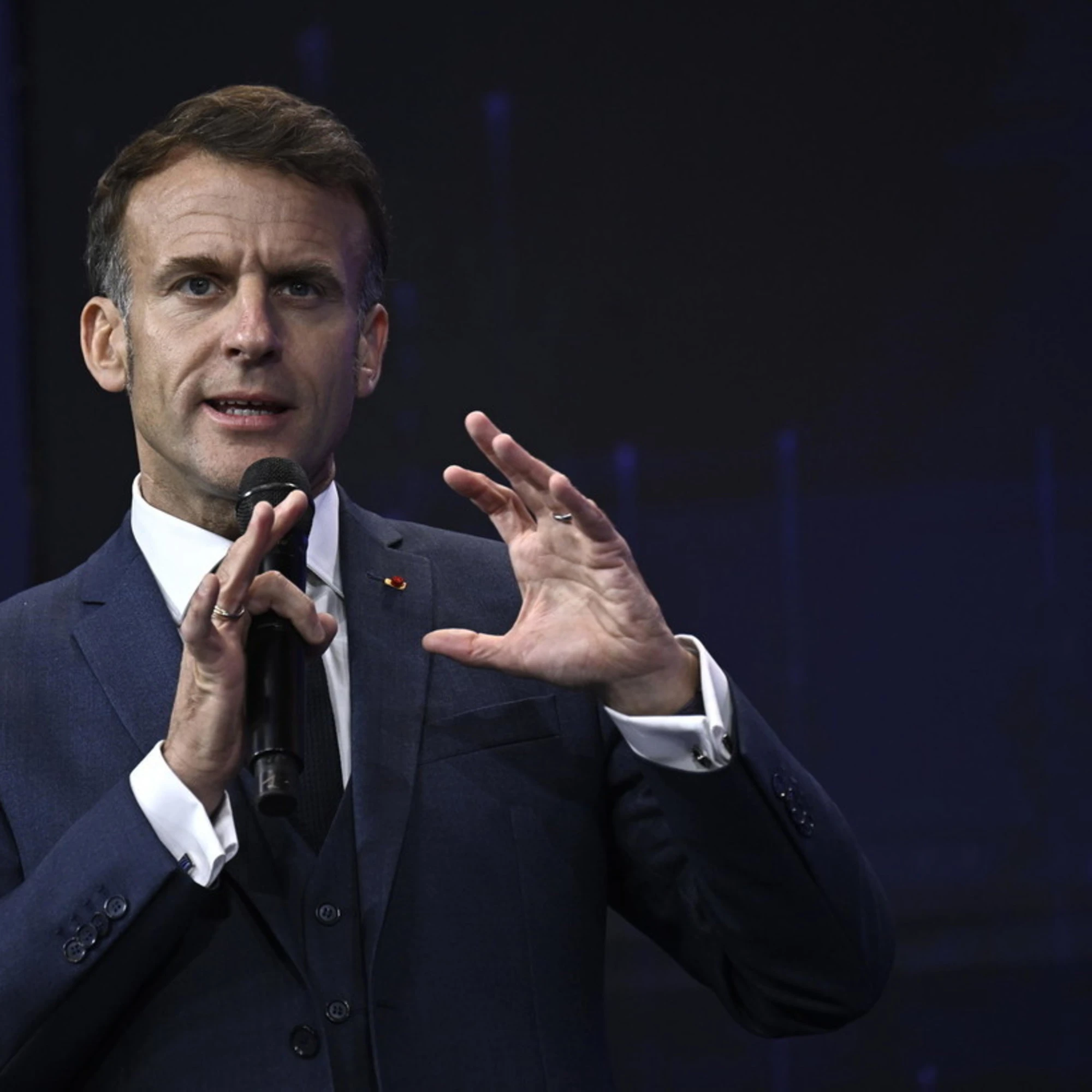 Il Louvre come Macron: fa acqua da tutte le parti