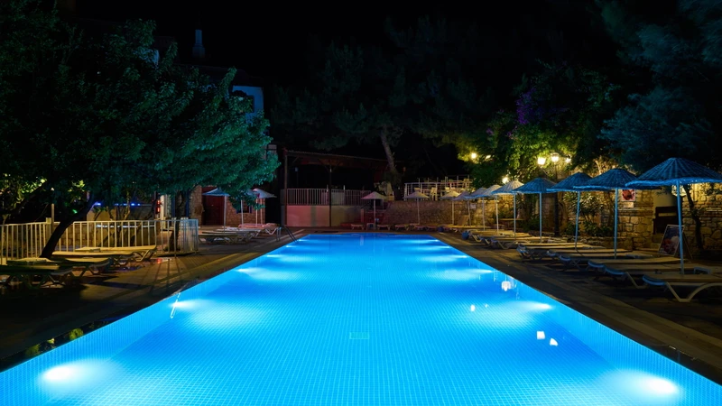 Milano, 28enne annega in piscina: aveva scavalcato la recinzione nella notte