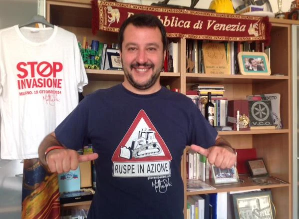 Matteo Salvini vende le t-shirt con la ruspa: è boom, pronta l’edizione speciale