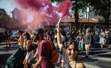 Tutti a sgobbare, tranne quattro fanatici: c'è più lavoro ma la sinistra frigna. E un saluto ai lettori
