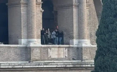 Roma, un gruppo di manifestanti entra nel Colosseo: cosa sta succedendo
