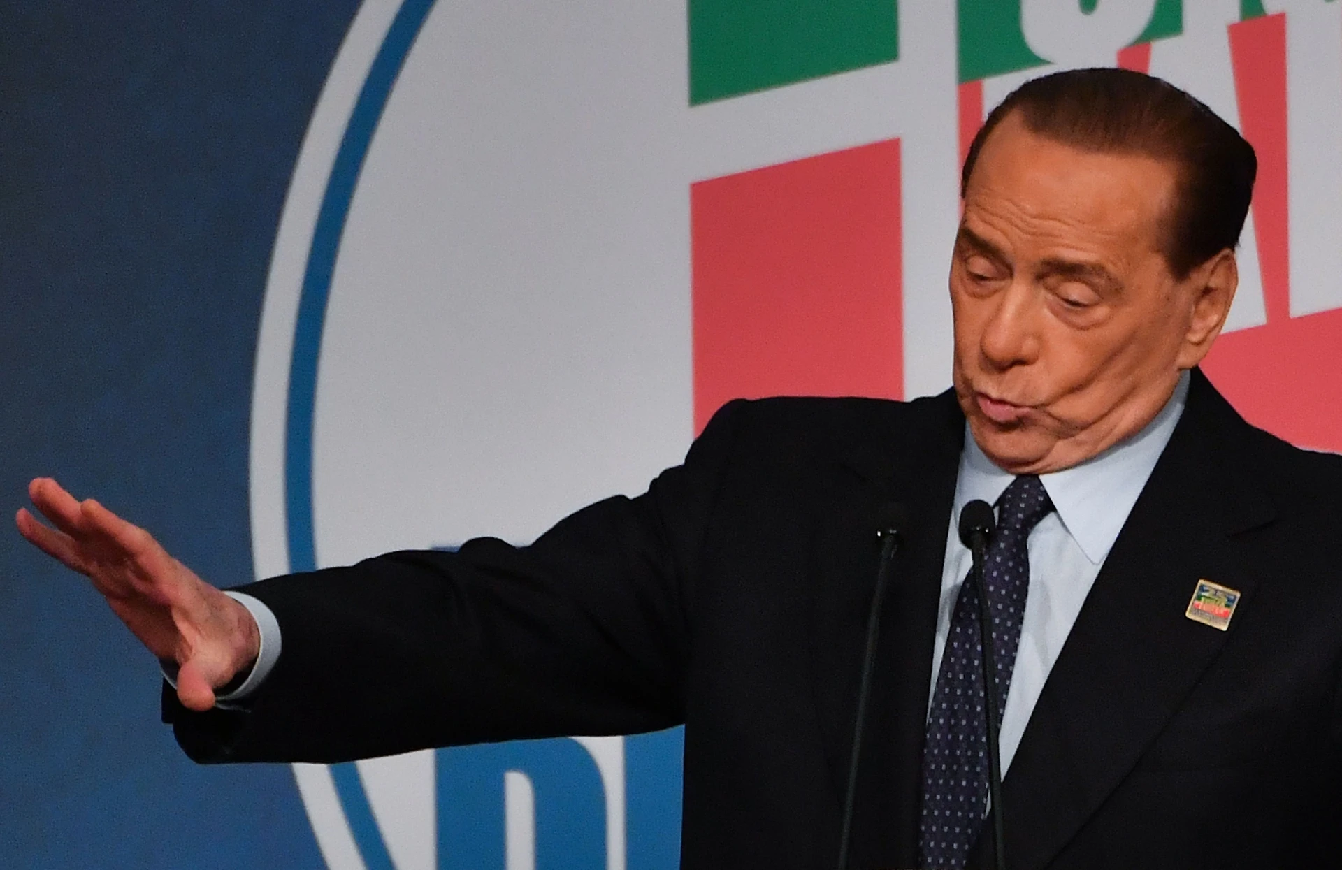 Silvio Berlusconi,ricoverato al San Raffaele per una colica renale: vuole continuare la campagna elettorale
