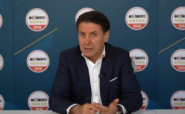 Giuseppe Conte si "vende" alla Cina: la clamorosa intervista a Bloomberg