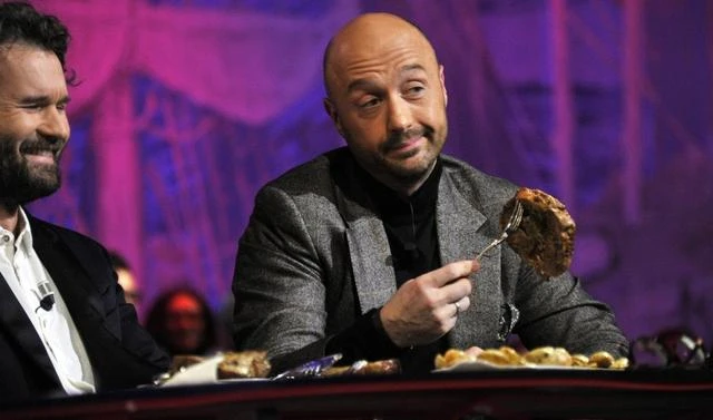 Il giudice di Masterchef si cucina Silvio:&quot;Se Berlusconi viene nel mio ristorante,io lo caccio via subito&quot;