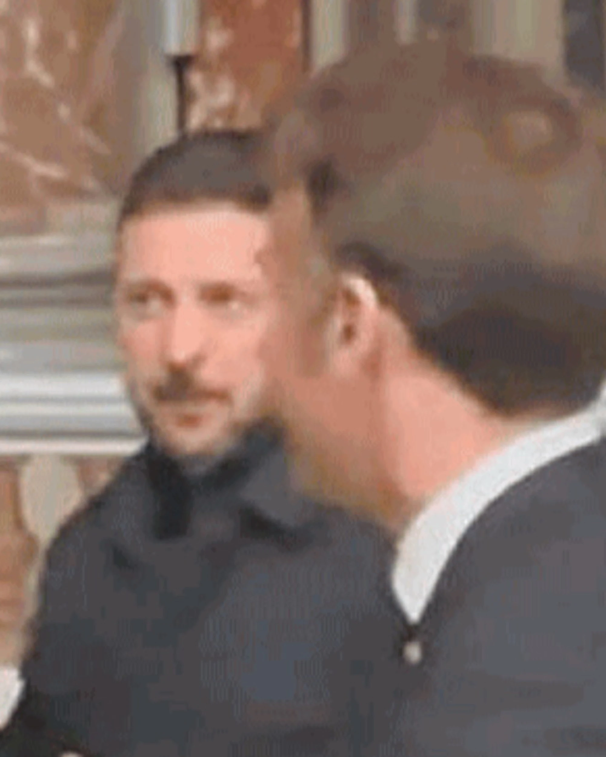 Macron umiliato, il labiale di Trump a San Pietro