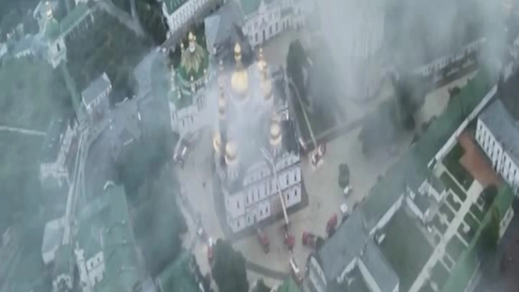 Ucraina, attacco russo al monastero di Kiev: le immagini dall'alto