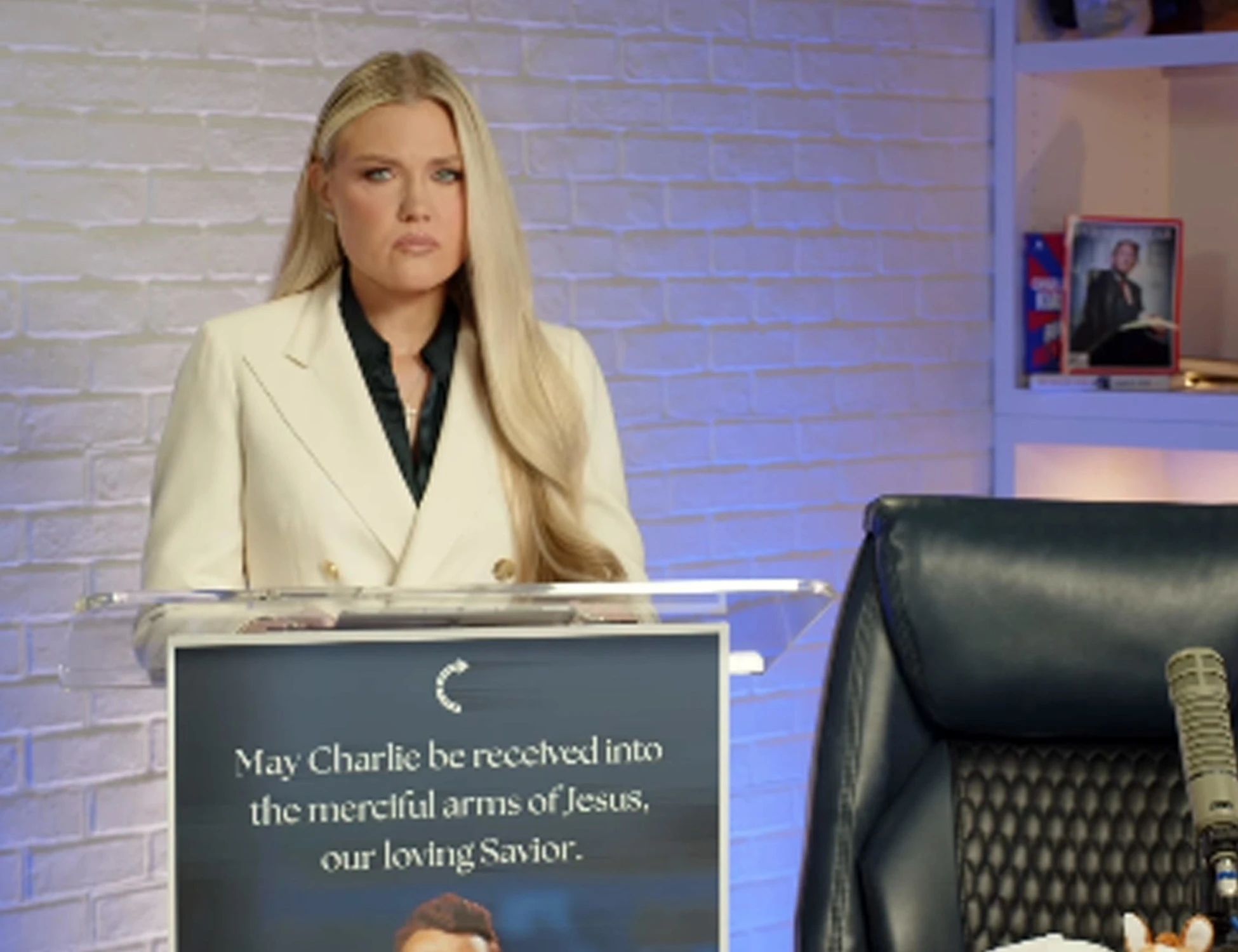 Funerali Charlie Kirk, la moglie Erika: "Indosso il suo ciondolo insanguinato"