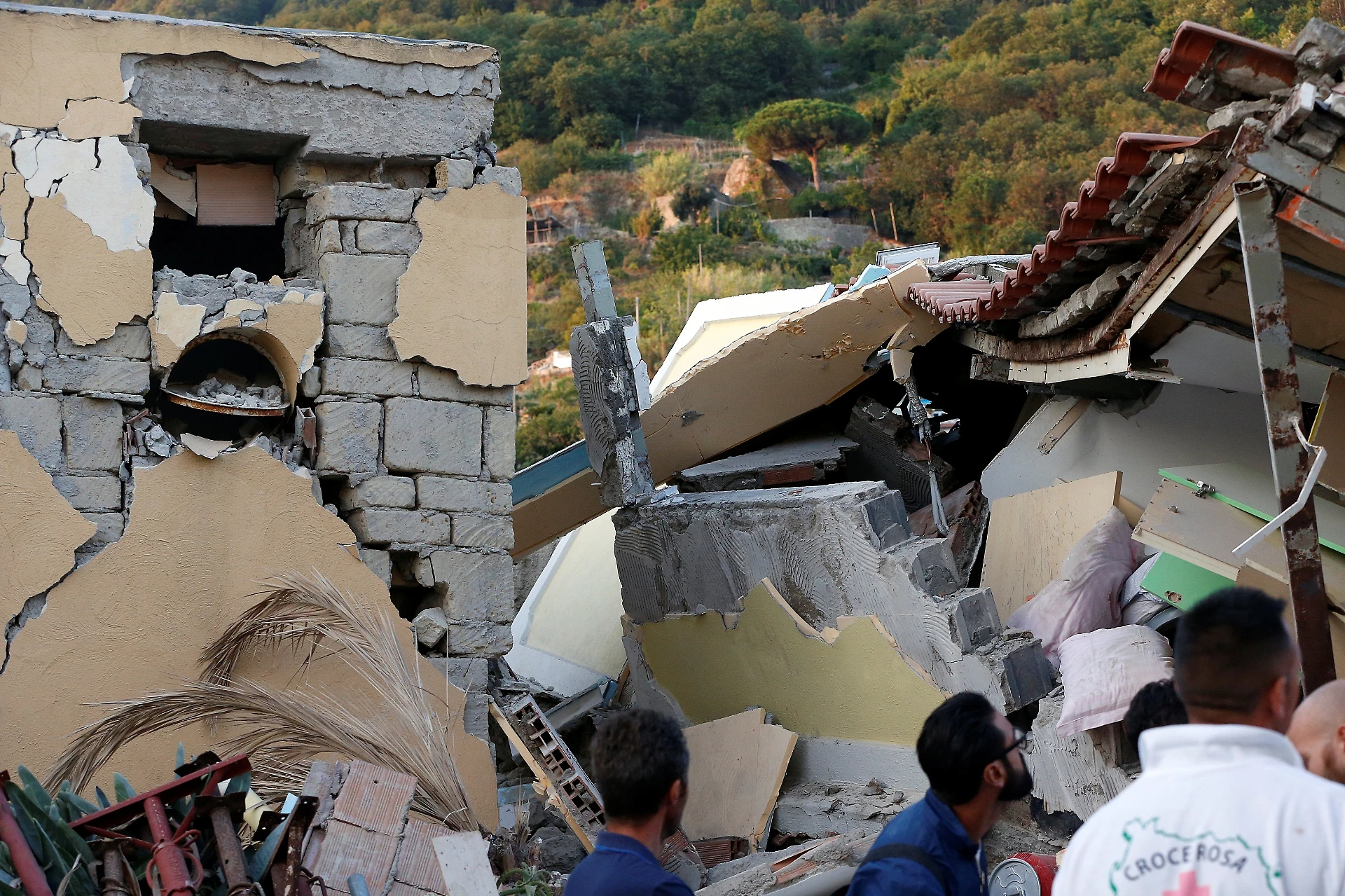 Terremoto a Ischia, il sismologo: "Scosse superficiali e distruttive, quel vulcano è ancora attivo"