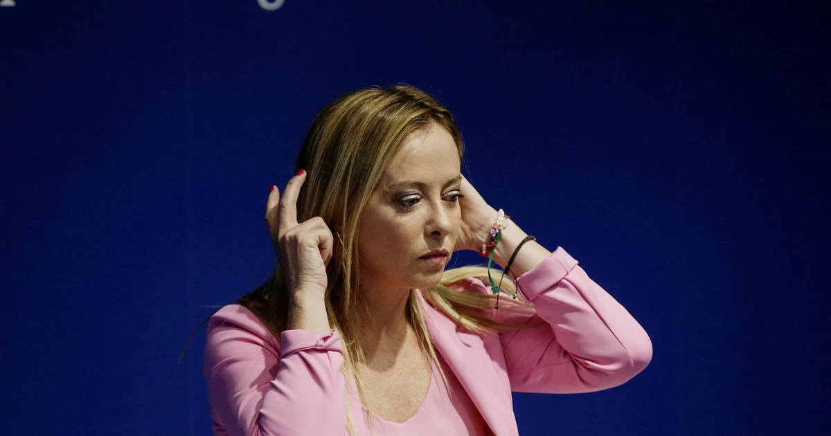 Giorgia Meloni "spremuta". il manifesto a Torino: "Tutti zitti? Inquietante"