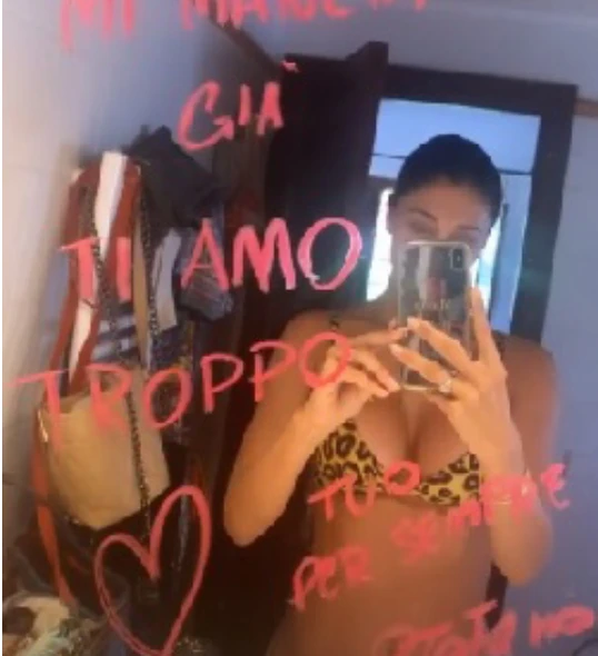 Belen Rodriguez, la foto da infarto in costume leopardato per salutare Stefano dopo la partenza