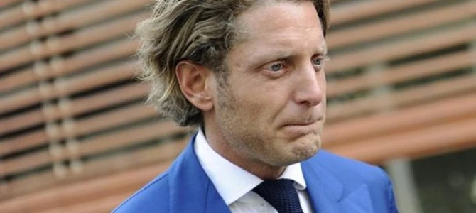 Lapo Elkann ha bisogno di soldi. Nel giorno del trionfo del fratello, l'annuncio: non tutto fila liscio...