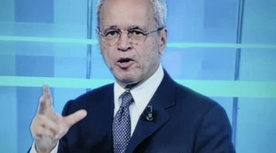 Maratona Mentana, "ora chi lo dice a Cairo?". L'inviata beccata così, Mentana la bastona: "Come la D'Urso"