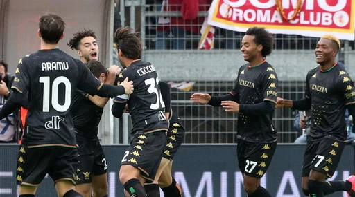 Roma, adesso è crisi Mourinho: il Venezia vince in rimonta 3-2
