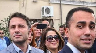 Vittorio Sgarbi contro il M5s Nunzio Di Paola: "In lockdown, 1.500 euro di carburante. Andava in giro col Tir?"