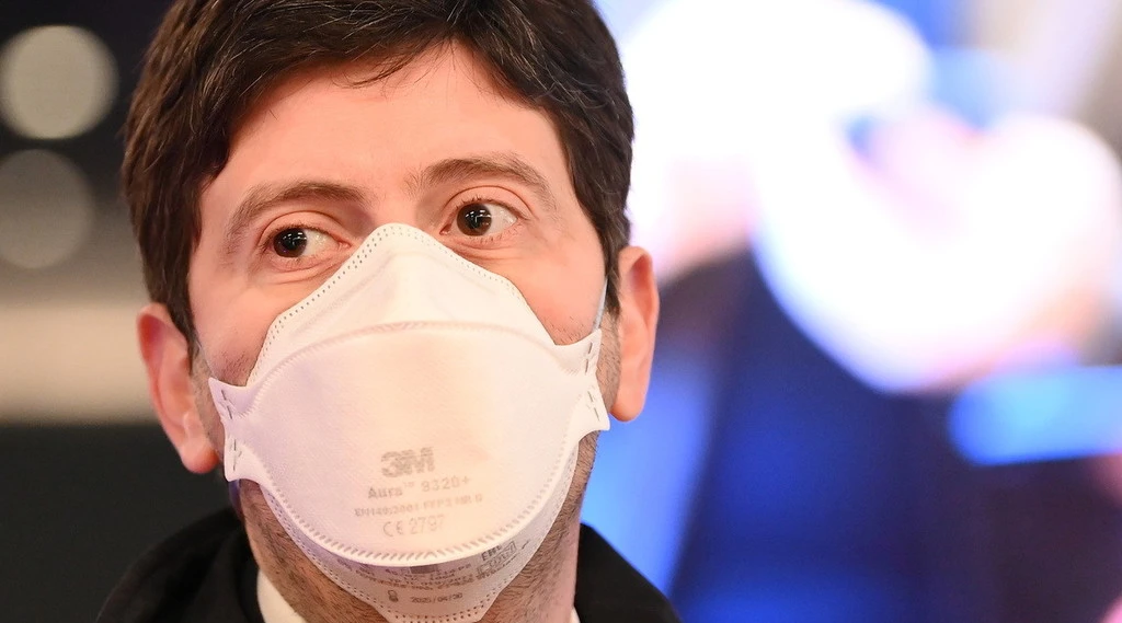 Matteo Salvini e Roberto Speranza, botta e risposta sulle riaperture: "Bisogna tornare al lavoro", "Priorità la campagna vaccinale"