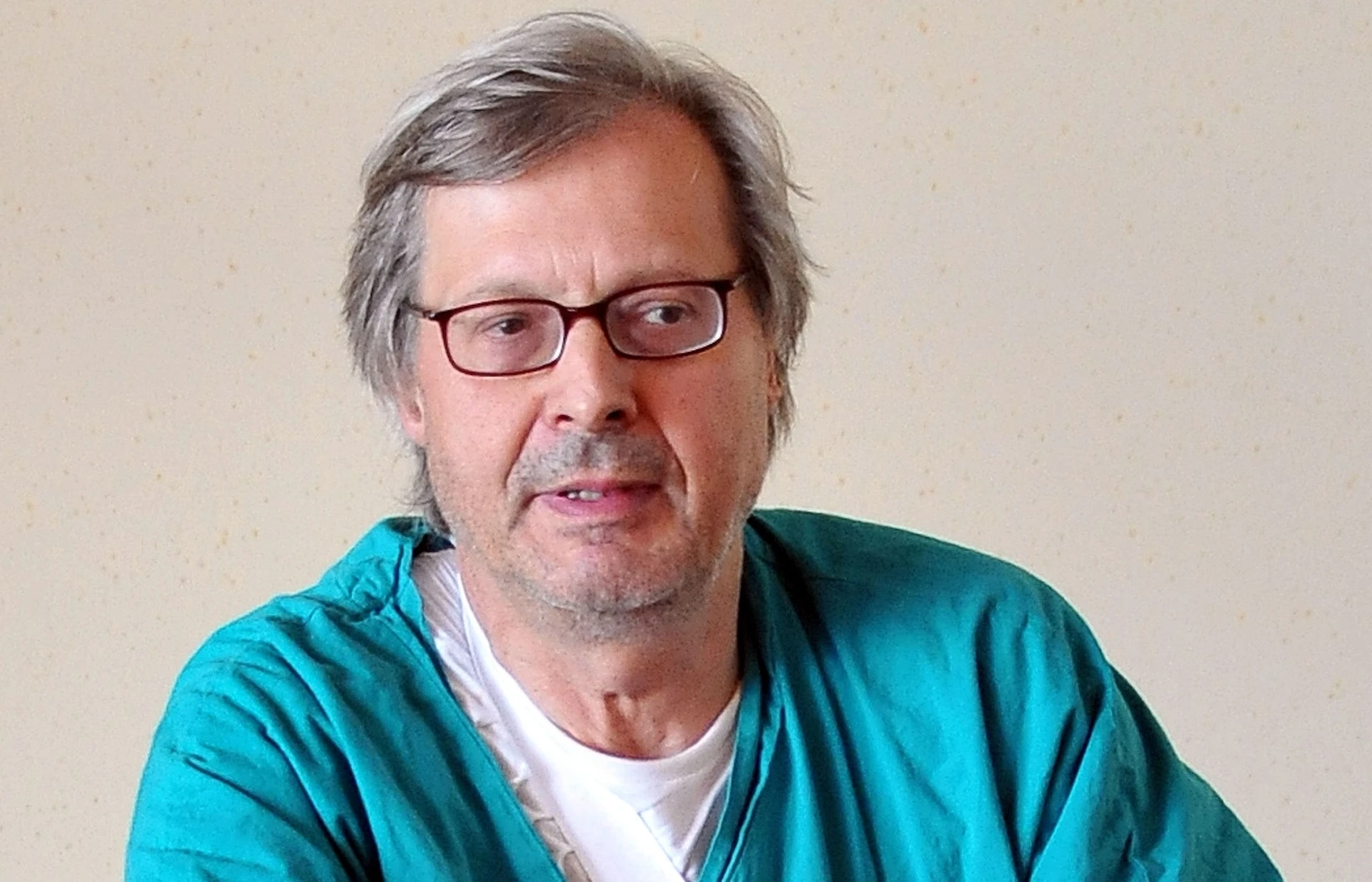 Sgarbi-show dal letto d'ospedale: "Mi hanno intubato l'uccello". Poi la sfida: "Care capre, io..."