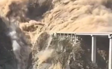 Cina, l'impressionante crollo del ponte a Sichuan: il disastro trascina a picco il regime