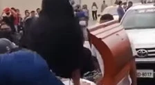 Ecuardor, roba da film a luci rosse sulla bara del marito assassinato: lo sconvolgente video di un funerale