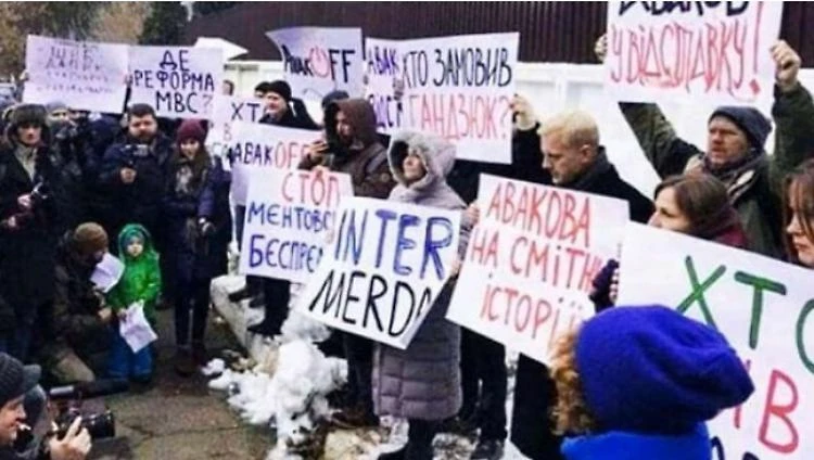 "Inter m****". Alla manifestazione anti-russa a Kiev spunta questo cartello: cosa c'è dietro
