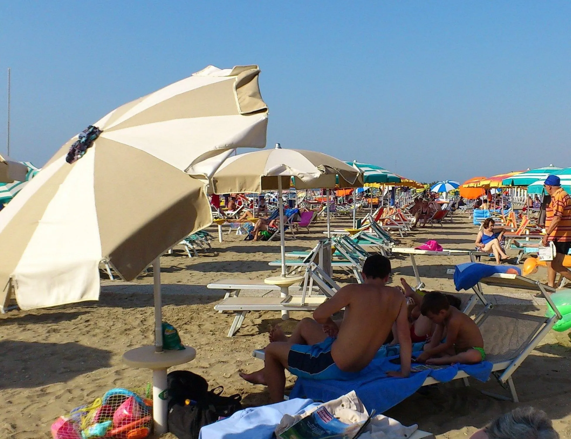 Leggi l'articolo: Pugni e schiaffi per un lettino da spiaggia: muore davanti a tutti