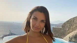 Elettra Lamborghini, "saluti da noi tre". E si mostra così, occhio a lì sotto: foto da bollino rosso (e sospetti)