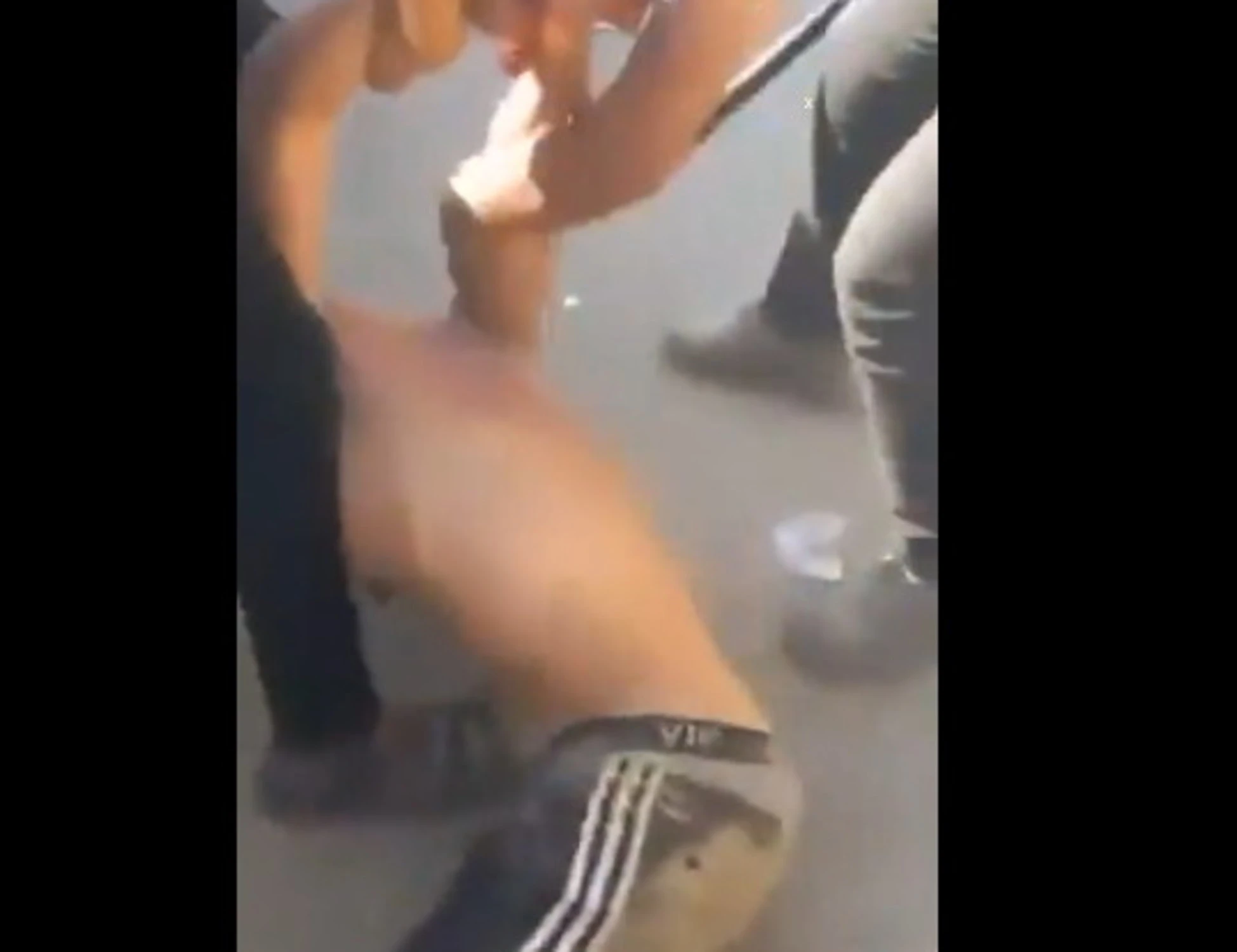 Hamas, l'orrore: i terroristi spezzano le gambe dei prigionieri palestinesi