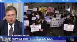 Live-Non è la d'Urso, incidente in diretta per Pierpaolo Sileri: "Deve rendere conto", ma resta muto mentre le piazze esplodono