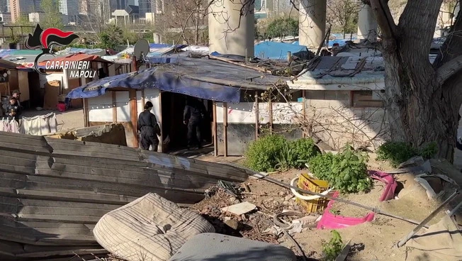 Blitz dei Carabinieri in campo nomadi a Napoli, sequestri e proteste