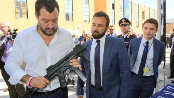 Matteo Salvini e il mitra, Luigi De Magistris oltre la vergogna: "Di cosa è il capo"