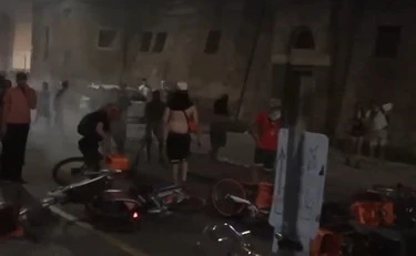 Fakir, i violenti aizzati dalla sinistra sfasciano la città e aggrediscono le divise: caos a Bologna