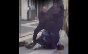 Bra, capotreno massacrato di botte dal passeggero senza biglietto: il video choc