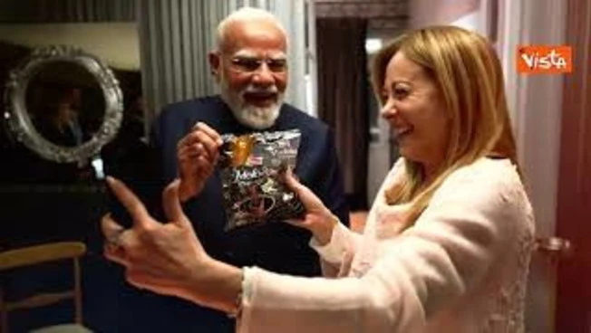 Modi porta a Meloni le caramelle ‘Melody’ in regalo e Giorgia fa il selfie