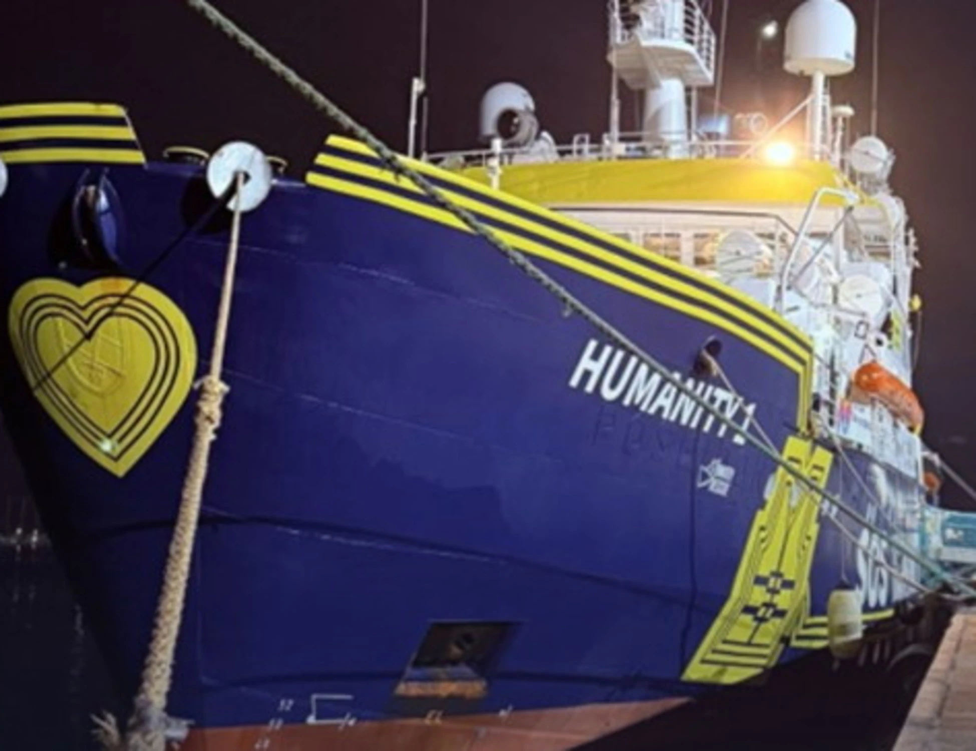 Immigrazione, fermata ong tedesca Sos Humanity a Ortona: esplode il caso