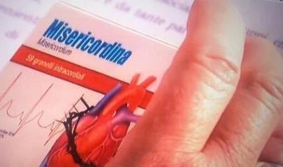 Papa Francesco consiglia una medicina: "Misericordina". Ma dentro c'è un rosario