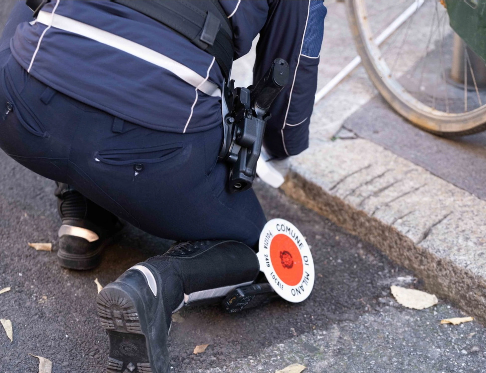 Livorno, tenta di accoltellare l'agente, lui spara: finisce male per lo straniero