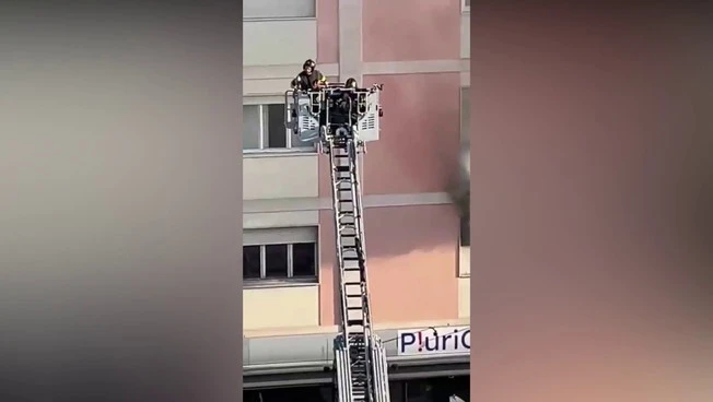 Incendio in una palazzina a Brescia, le immagini