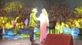 Romina Power non riesce più a camminare: il video drammatico dal palco