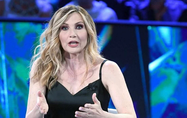 La vita in diretta, Lorella Cuccarini a brutto muso contro l'ospite: "Le fa schifo? In questo posto..."