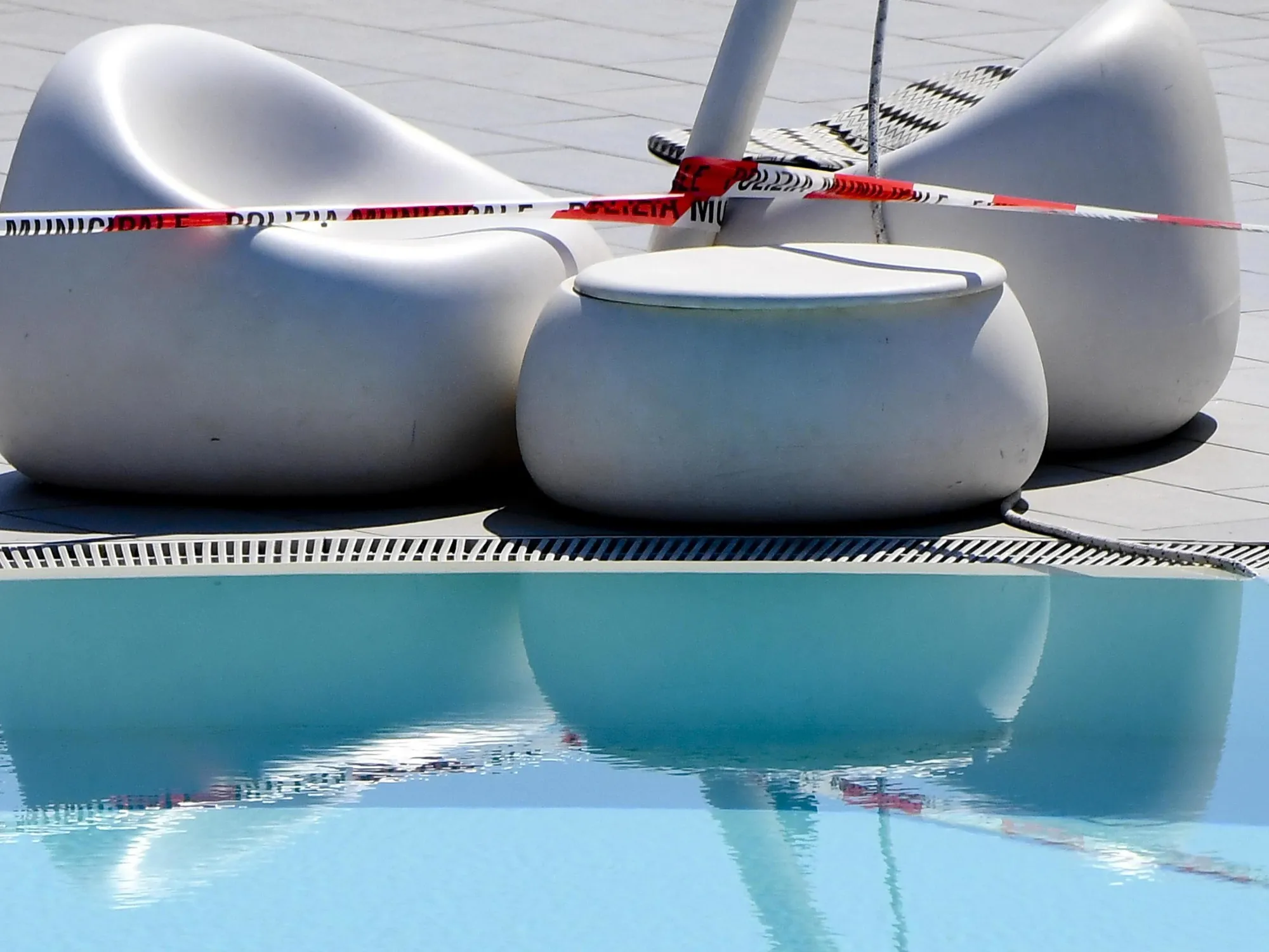 Leggi l'articolo: Tragedia in piscina: capelli impigliati nel bocchettone, 13enne in condizioni gravissime
