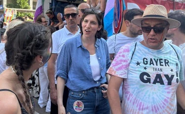 Pride Milano, Schlein arriva a sorpresa e spara a zero contro il governo: "Passi indietro, Italia non in Europa"