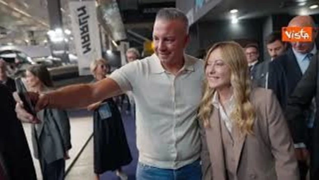 Meloni taglia nastro al Salone Nautico di Genova, poi selfie e strette di mano tra gli stand