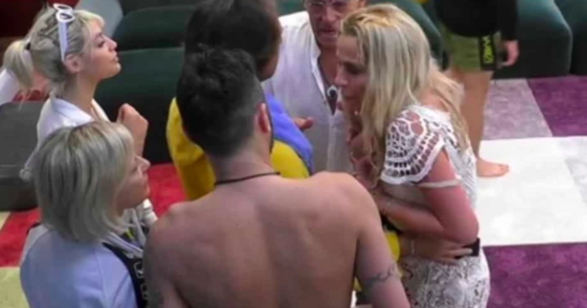Grande Fratello Vip, Valeria Marini contro Antonella Elia: “Mi ha perseguitata con insulti di ogni tipo”