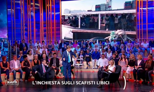 Quarta Repubblica, lo strano caso del pubblico alle spalle di Nicola Porro: nella stessa puntata...